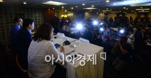 [포토]최경환 경제부총리에 쏠린 관심 