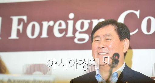 [포토]밝게 웃는 최경환 경제부총리 