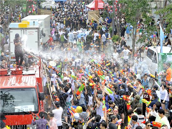 지난해 신촌 물총축제 