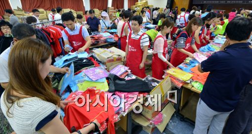 [포토]중구청, OK저축은행과 함께 사랑의 의류 바자회 개최