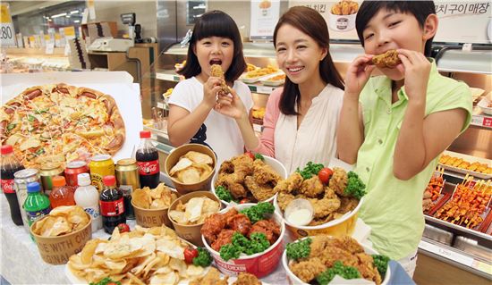 21일 오전 서울 한강로 이마트 용산점에서 야식대전이 열린 가운데 모델과 아이들이 치킨, 피자, 감자칩 등을 맛보고 있다.