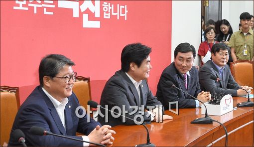 [포토]인사말하는 원유철 원내대표