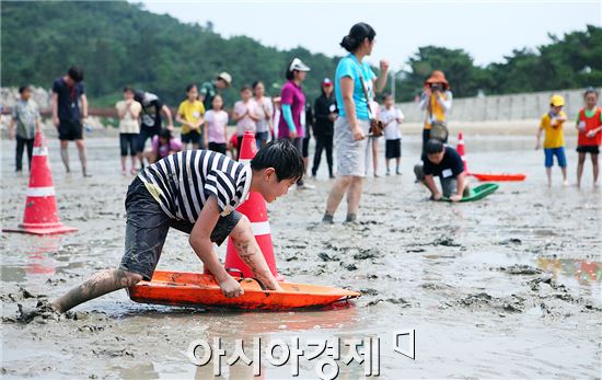 뻘배타기 체험하는 어린이들