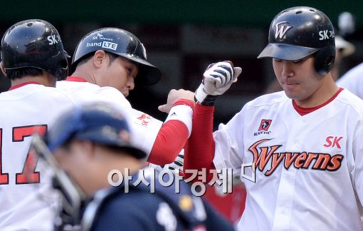 [포토]최정, '너도 하나 넘기고 와!'