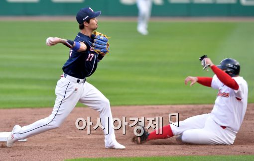 [포토]오재원, '병살로 마무리!'