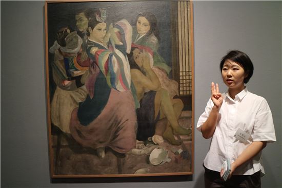 이쾌대의 1938년작 '상황'을 설명 중인 김예진 학예연구사