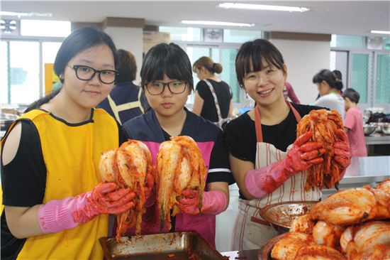 지난해 여름 김치 담그기 봉사활동에 나선 ‘따뜻한 수레’ 가족봉사단