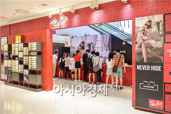 레이밴, 타임스퀘어에서 이색 트렁크 쇼 