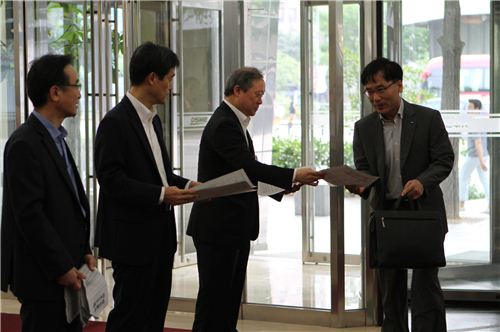 ▲대우조선해양 팀장 이상 임원들이 서울 본사에서 직원들에게 결의문을 나눠주고 있다.
