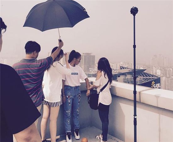 윤미래, 뮤직비디오 촬영?…'카리스마 여전하네'   