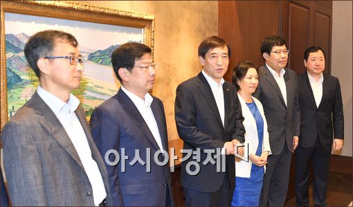 [포토]경제동향간담회 참석한 이주열 총재