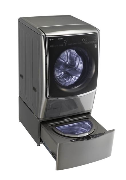 LG전자가 22일 서울 여의도동 LG트윈타워에서 드럼세탁기 하단에 통돌이 세탁기인 '트롬 미니워시'를 결합한 혁신 제품 '트롬 트윈워시'를 출시했다. (사진제공 : LG전자)