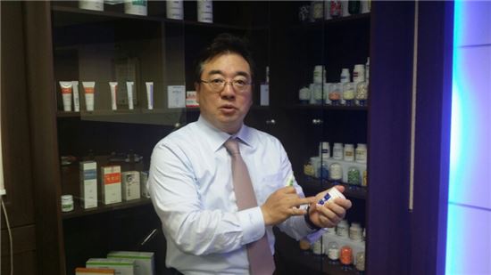 조용준 동구바이오제약 대표가 자사 생산 의약품 성능에 대해 설명하고 있다.
