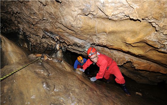 여름철 동굴체험을 즐기는 사람들이 많다. 평창 백룡동굴의 모습.  