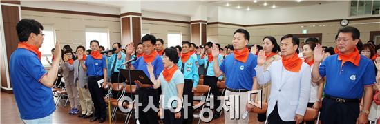 장흥물축제 자원봉사자, 시원한 미소로 관광객 맞는다!