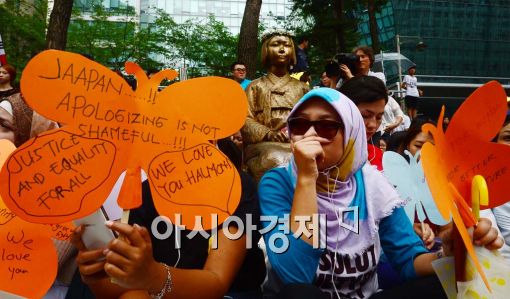 [포토]수요시위 참석한 외국인학생 