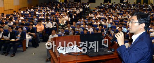 [포토]'인터넷 전문은행 인가심사기준 설명하는 임채율 금감원 은행총괄팀장