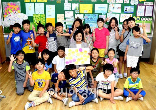 광주시 광산구의회(의장 이영순) 의원들이 22일 송정중앙초등학교 초청으로 4학년 사회과 교육과정 특별수업을 진행했다.
