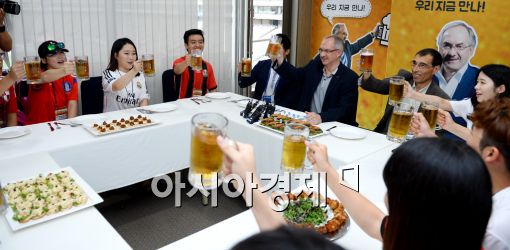 [포토]슈틸리케 감독, '축구팬들과 맥주 타임'