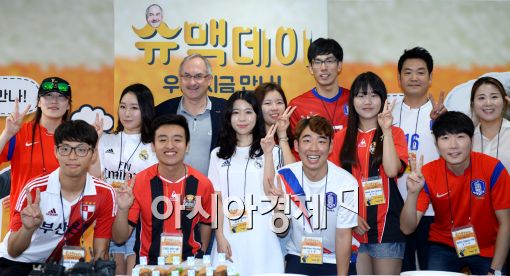 [포토]슈틸리케 감독, '축구팬들과 슈맥데이 이벤트'