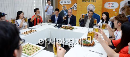 [포토]슈틸리케 '축구팬들과 만남의 시간'