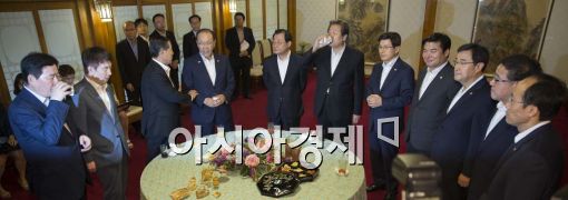 68일 만에 만난 고위 당정청…4대 개혁 강력 드라이브(상보)