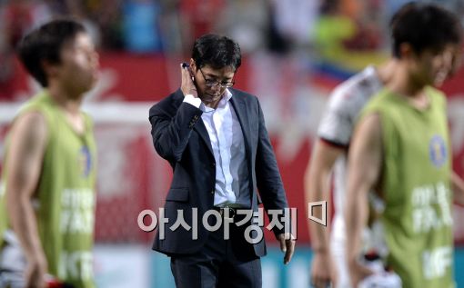 [포토]황선홍 감독, '아쉬운 1-2 역전패'