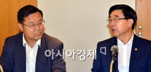 [포토]이기권-김영배, '무슨 대화 중?'