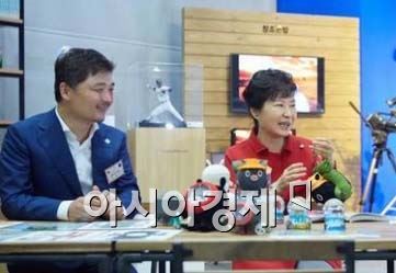 지난달 26일 제주창조경제혁신센터 개소식에서 박근혜 대통령과 김범수 다음카카오 의장이 공동작업장 '창조공방'에대해 이야기를 나누고 있다. (사진제공 : 청와대)