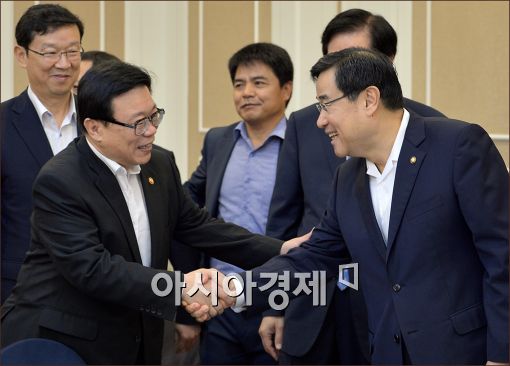 [포토]인사하는 김정훈·이동필