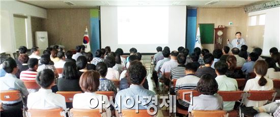 곡성군(군수 유근기)은 지난 22일 전남대학교 송요순 교수를 초청해 공직자들을 대상으로 지식재산권 특별교육을 실시했다.
