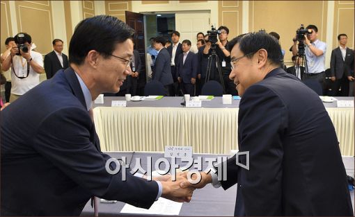 [포토]인사하는 김정훈·방문규