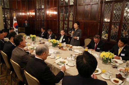 2013년 5월 8일 미국 순방 기간 중 워싱턴에서 수행 경제인들과 조찬을 함께 한 박근혜 대통령. 이날 박 대통령은 취임 후 처음으로 재계 총수들과 공식 만남을 가졌다. (사진제공 : 청와대)