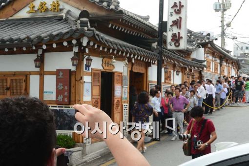[포토]중복이 신기한 외국인 관광객 