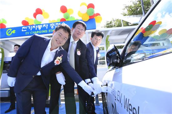 산업통상자원부는 23일 제주시 한국전기차충전서비스 본사에서 국내 처음으로 전기차 유료충전서비스를 시작한다고 밝혔다. 사진 왼쪽부터 박정하 제주도 정무부지사, 조환익 한국전력 사장, 정양호 산업부 에너지자원실장
