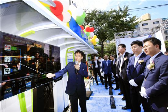 산업통상자원부는 23일 제주시 한국전기차충전서비스 본사에서 국내 처음으로 전기차 유료충전서비스를 시작한다고 밝혔다. 참석자들이 전기차 충전서비스에 대한 설명을 듣고 있다.