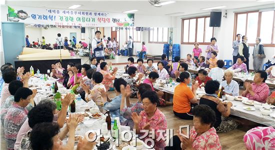 장흥군 대덕읍 새마을부녀회(회장 서선희)는 23일 중복을 맞아 대덕읍지회관에서 건강한 여름나기를 위한 사랑의 복달임 행사를 열었다. 
