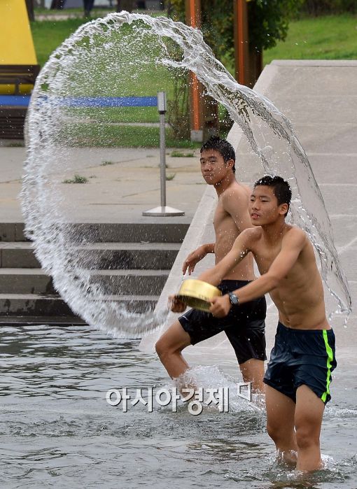 [포토]중복 맞이, 시원한 물줄기