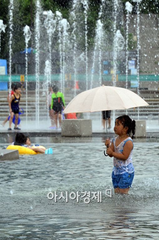 [포토]중복, 더위 속 물놀이