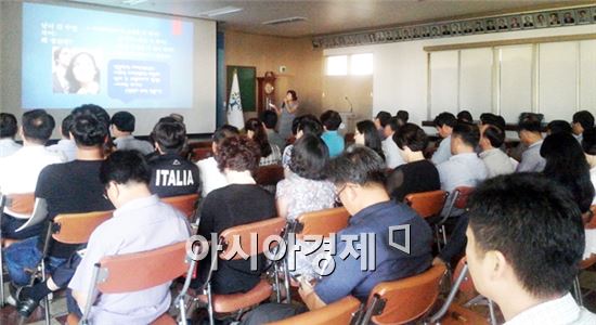곡성군은 지난 22일 전남성별영향분석평가센터 김지영 강사를 초청해 공직자들을 대상으로 성별영향분석평가 이해 교육을 실시했다.
