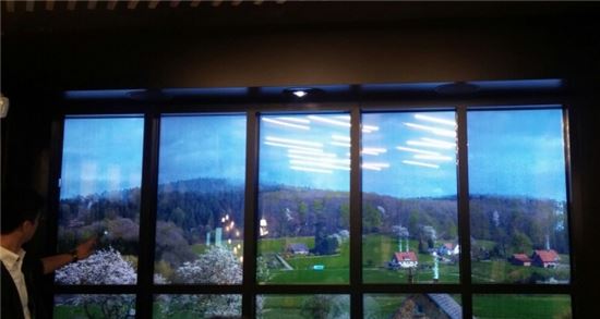 세븐일레븐이 선보인 창조경제 편의점에 설치된 미디어 윈도우. 원하는 풍경을 골라 연출할 수 있다.
