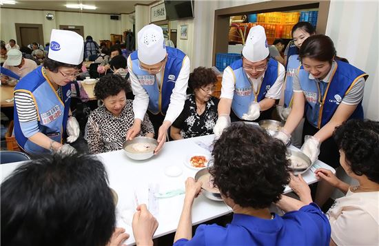 DGB금융그룹 동행봉사단이 중복을 맞아 노인들에게 삼계탕을 나눠주고 있다. 
