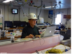 ▲2102년 지구호에 승선한 박영수 박사.[사진제공=지질자원연]