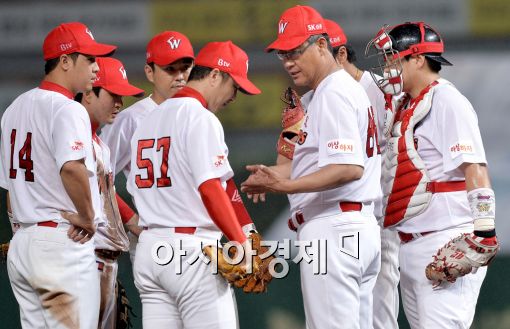 [포토]김용희 감독, '괜찮아, 자신있게 던져'