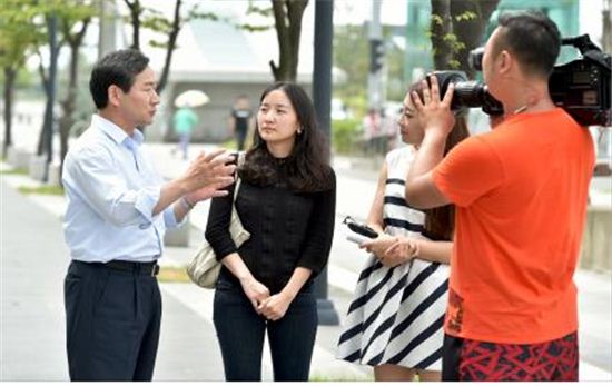 유정복 인천시장이 중국 랴오닝TV와 인터뷰를 하고 있는 모습 <사진= 인천시 제공>
