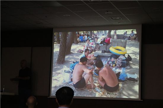 닉 댄지거가 전시와 연계해 강연하면서 보여주고 있는 북한 원산의 한 해수욕장 모습.
