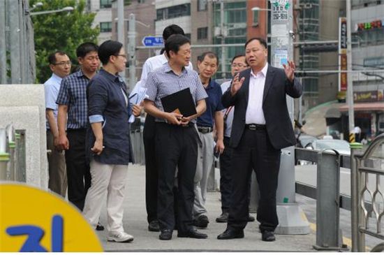 김인호 서울시의회 부의장(오른쪽 끝)이 주민들과 대화를 나누고 있다.