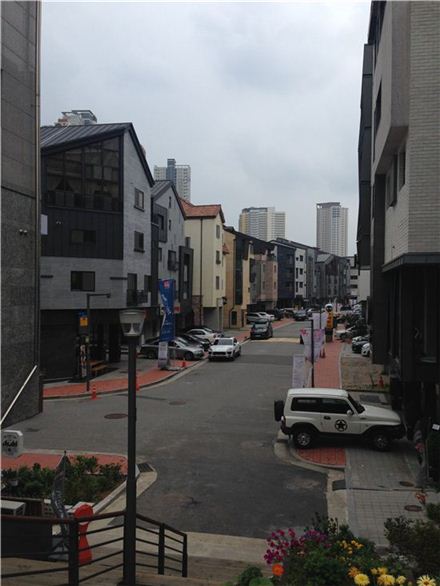 주말을 앞둔 23일 낮 광교신도시 이주자택지 2블록 초입에서 바라본 단지 풍경. 주차된 차량과 이동 중인 차량을 제외하면 인적이 뜸하다.