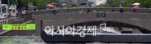 [포토]통제된 청계천…우산 쓰고 지나가는 시민들