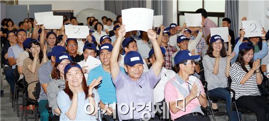 함평군(군수 안병호)이 24일 군청 대회의실에서 공직자들의 청렴의식 제고를 위해 ‘제2회 청렴 골든벨 퀴즈대회’를 개최했다.
